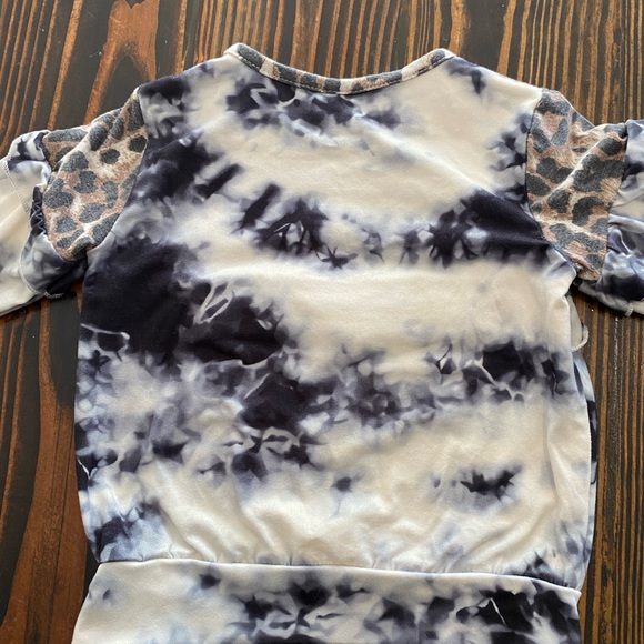 Leopard and Tie-Dye Ruffle sweatshirt. Girls size (XS) 12-18 months - Picture 7 of 7